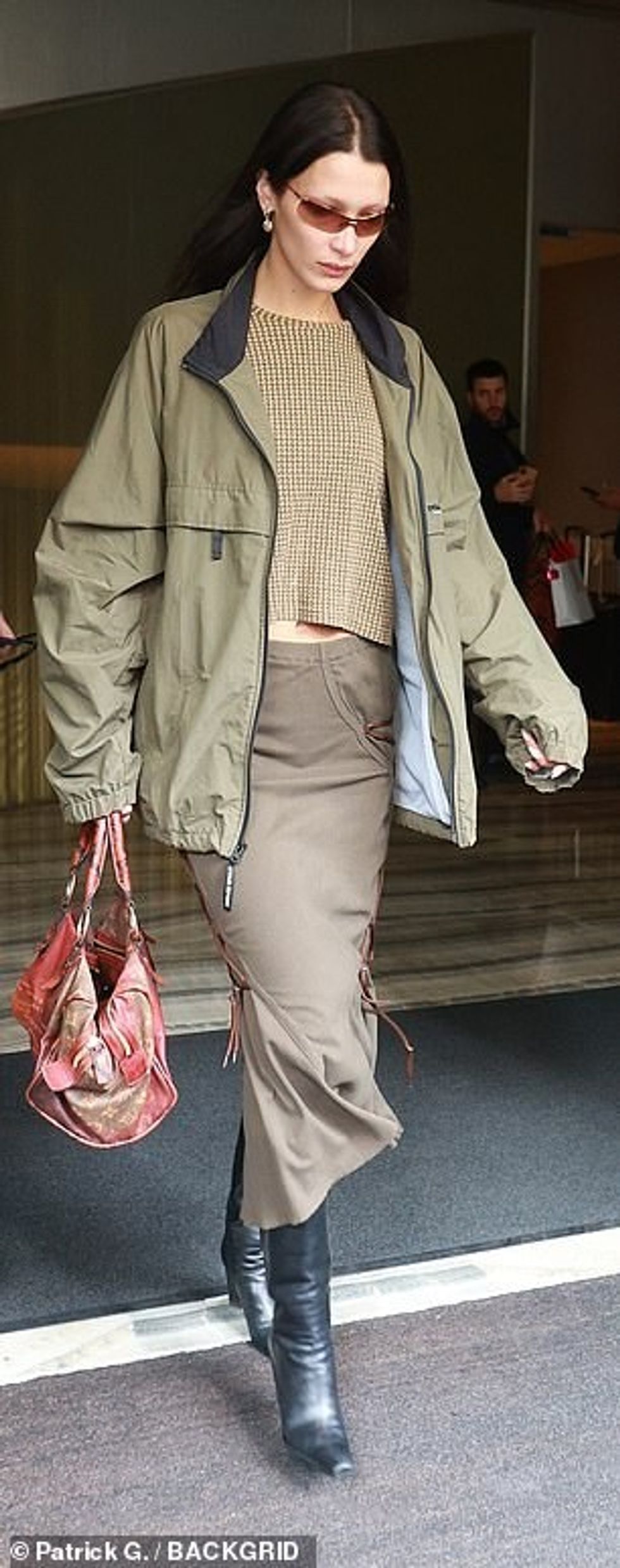 62725415 11242731 Stylish The brunette beauty teamed the garments with a taupe mid m 121 1663929772654