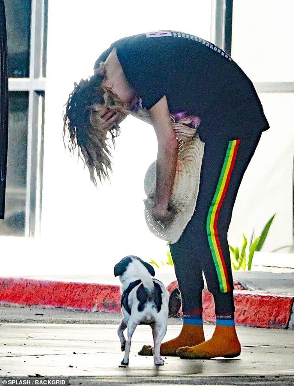 62807075 11256325 Unusual behaviour Fans began to worry about Cara following a see m 3 1664350180876