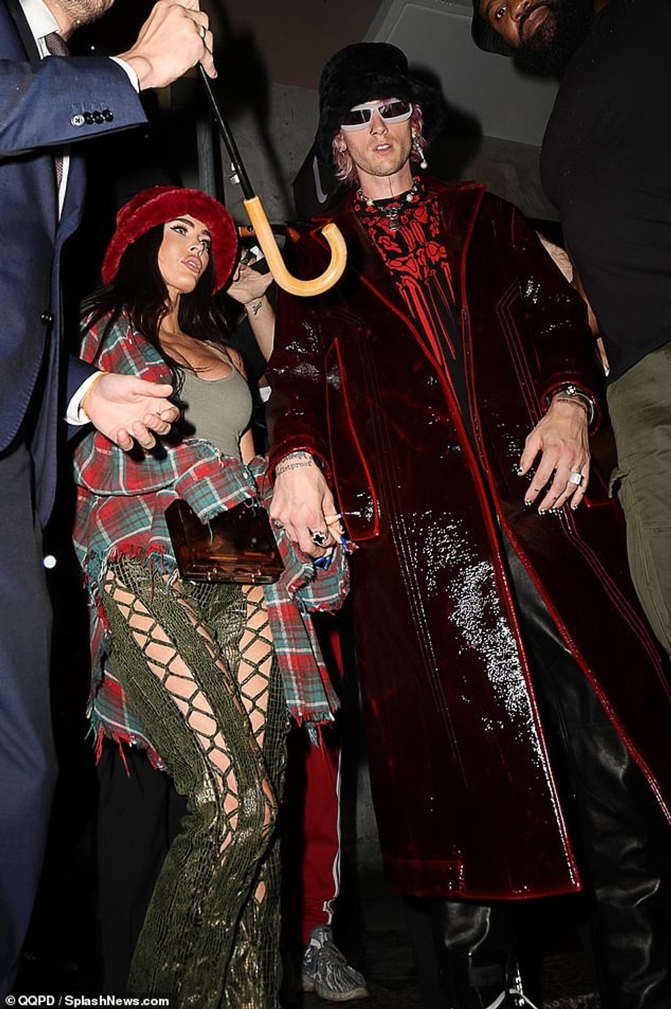 62825649 11252907 Special treatment The high profile couple was escorted through t a 36 1664242754761