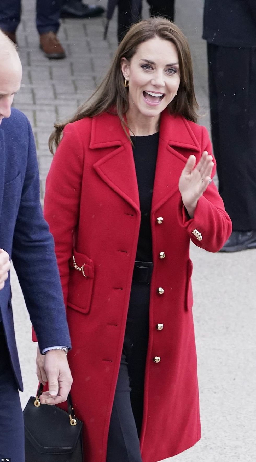 62840803 11254241 For her day out the Duchess of Cambridge kept the outfit simple m 13 1664281500202