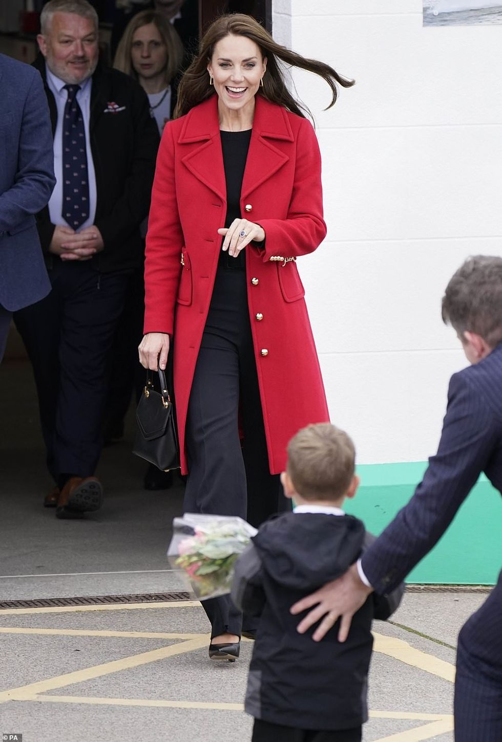 62842291 11254241 The Princess of Wales receives a posy of flowers during a visit a 18 1664282077008