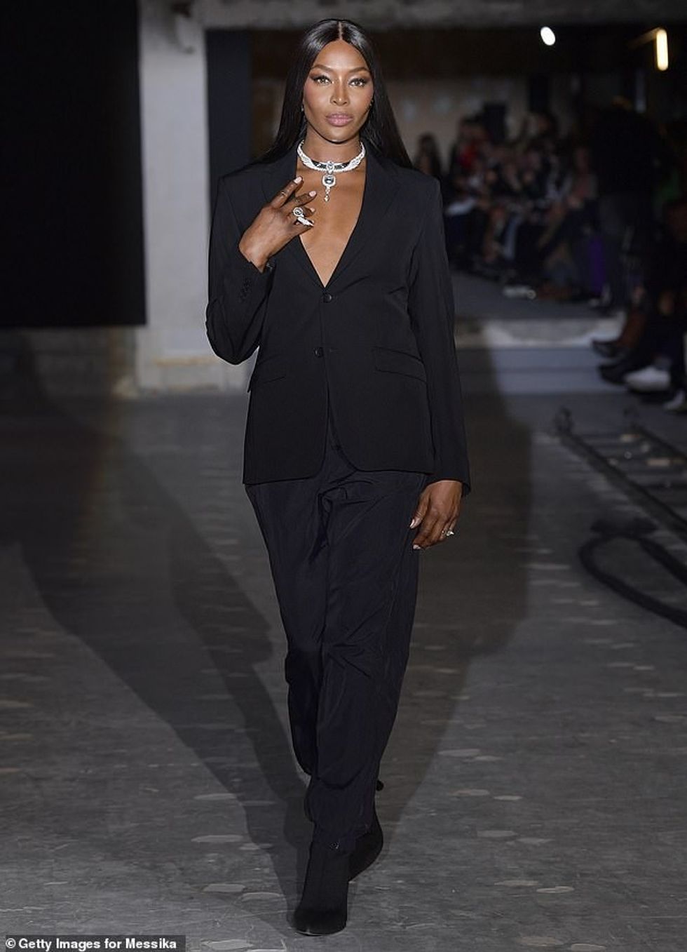 62948551 11264875 Stylish She accentuated her neckline by donning a bold dazzling m 179 1664496088180