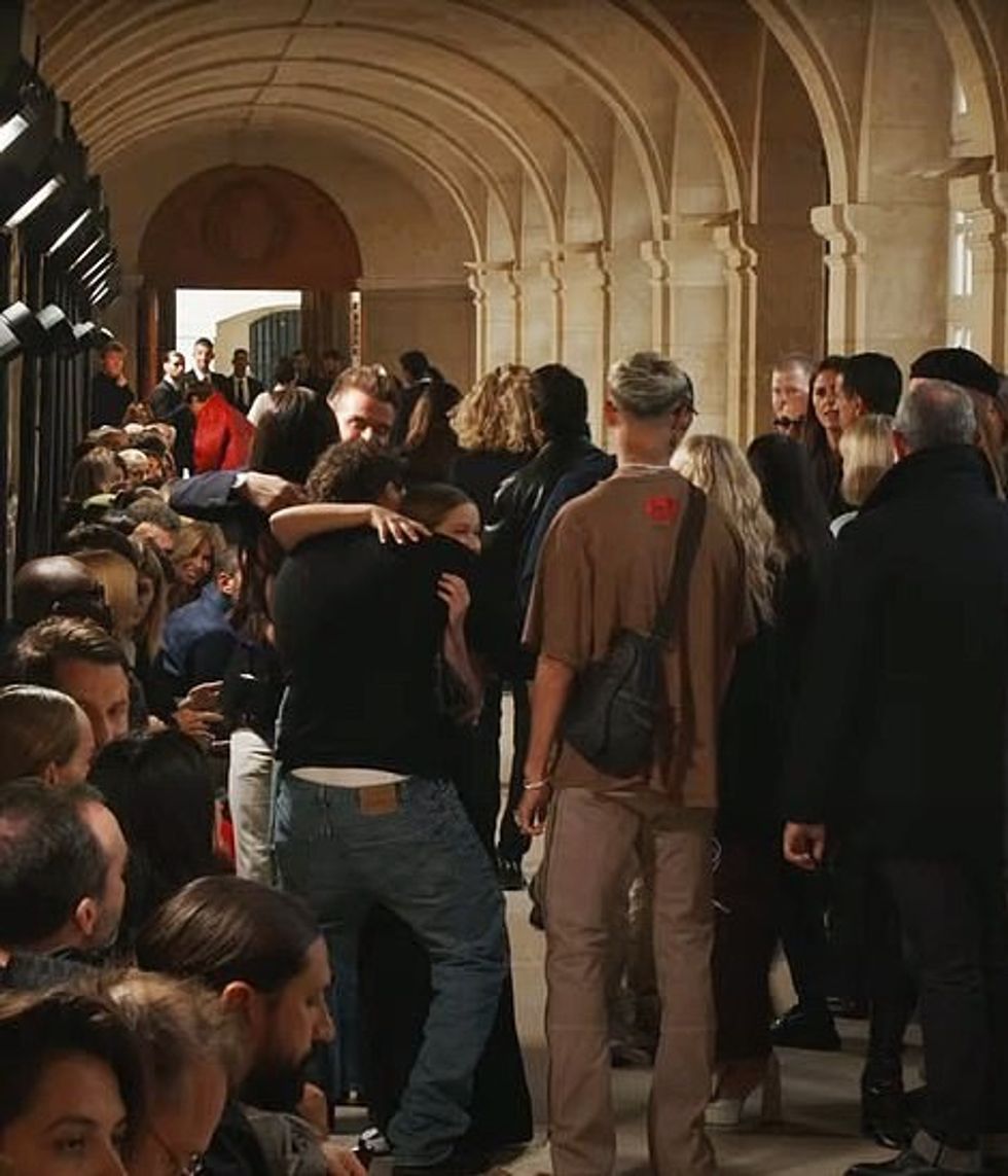 62980157 11269431 Casual He kept his look low key in a pair of light wash denim je a 24 1664619024668