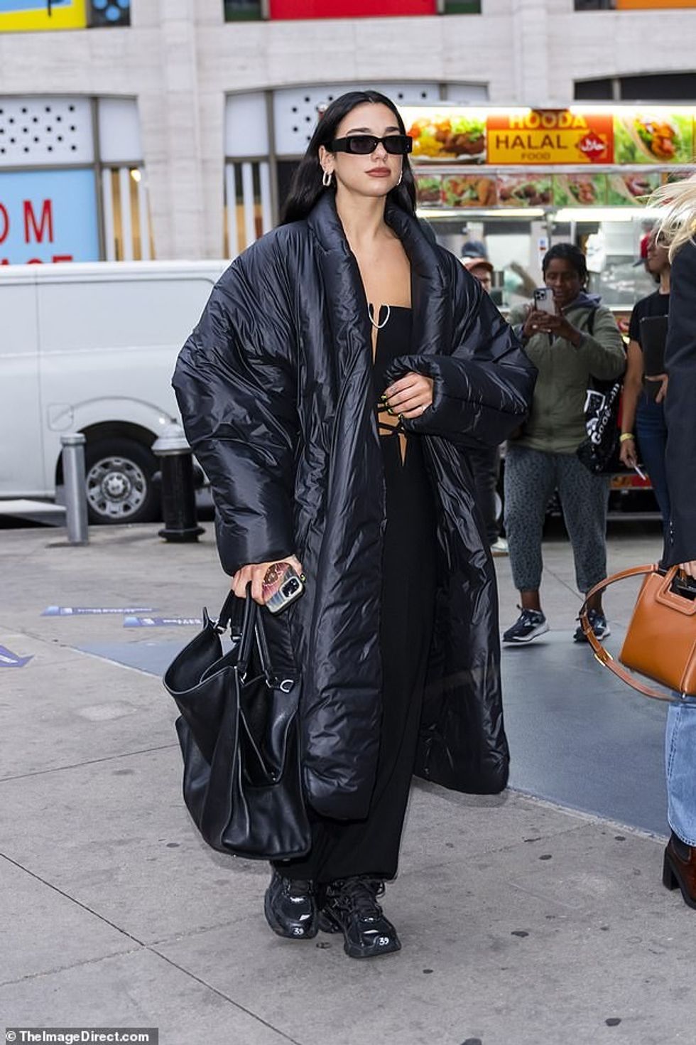 62990023 11268855 Date chatter Dua Lipa 27 went out with her friends after a Daily a 72 1664592417316