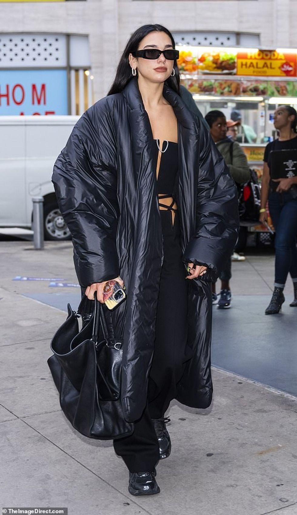 62990025 11268855 Lady in black The New Rules star was decked out in a plunging ju a 68 1664592126261