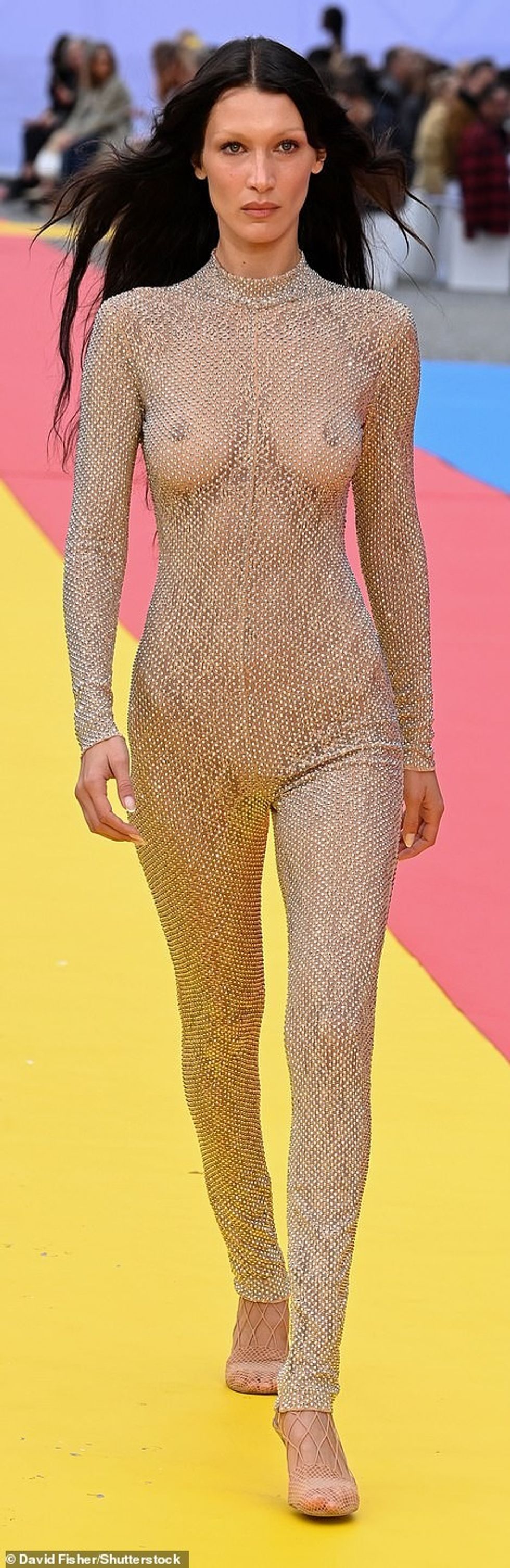 63048985 11274545 Eye popping Bella Hadid 25 certainly turned heads when she walke a 102 1664793716695