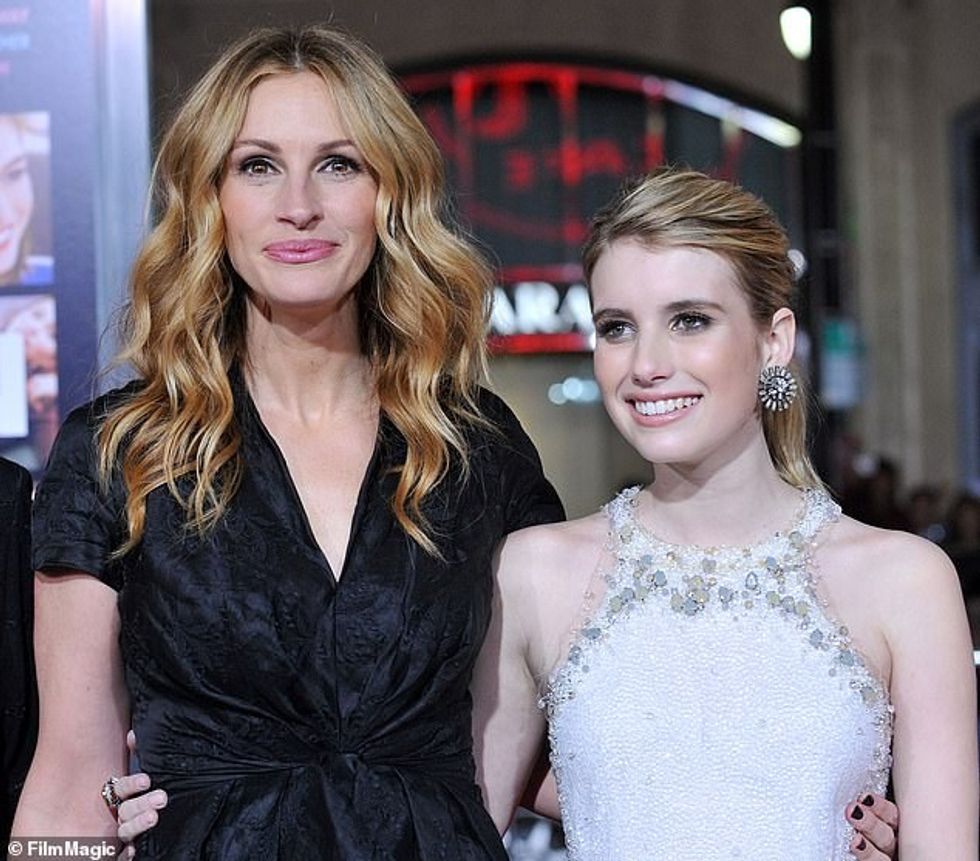 63072585 11303829 Family ties Emma with aunt Julia Roberts at to the Los Angeles P a 31 1665504099846