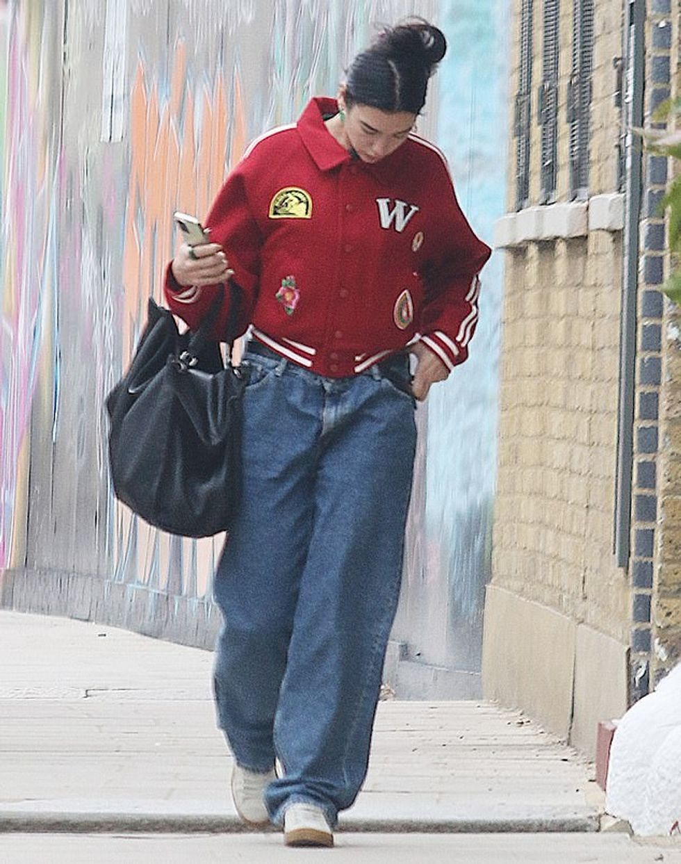 63101273 11279713 Looking good She accessorised with a pair of eye catching drop g a 69 1664922278860