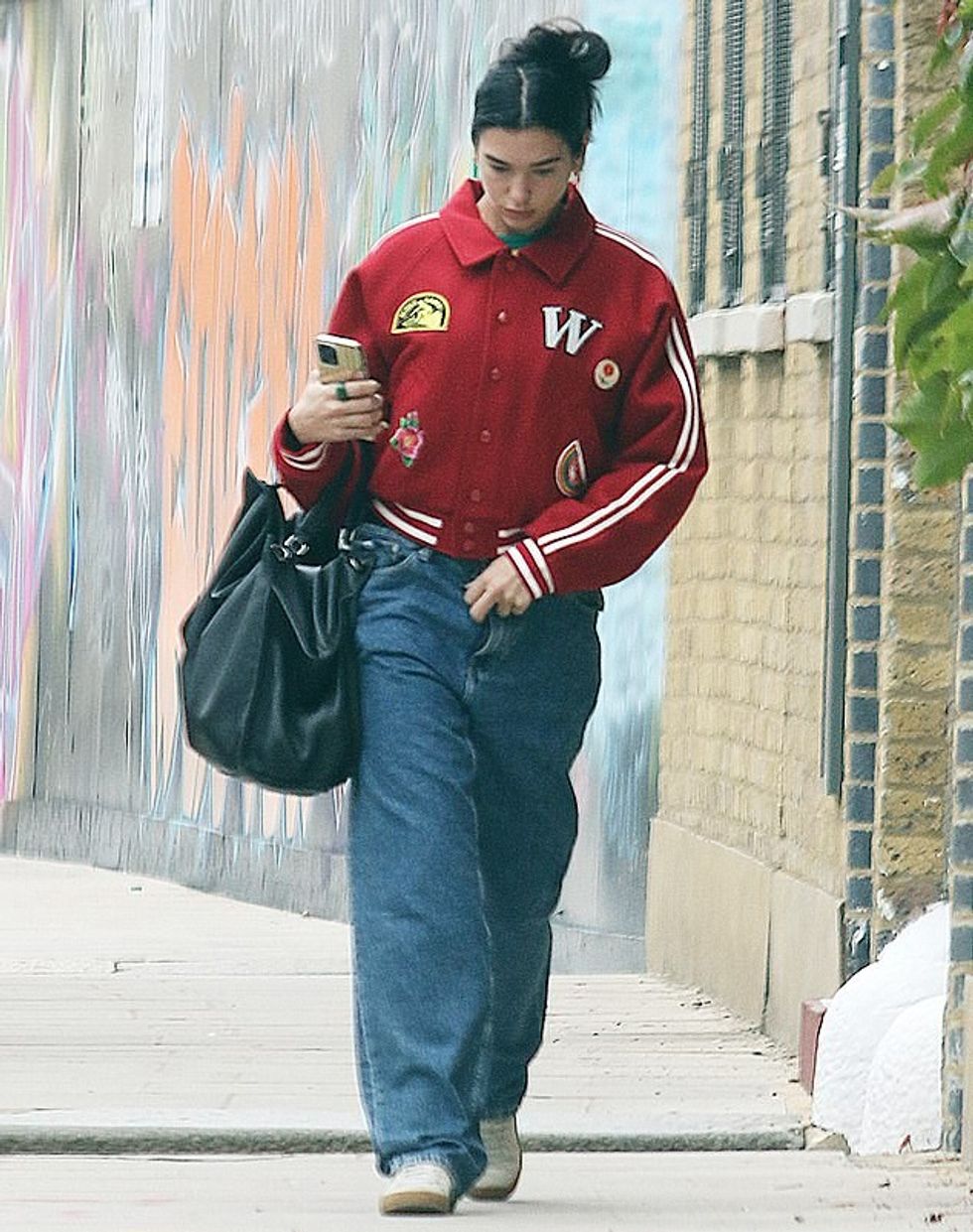 63101275 11279713 Stunning She showed off her natural beauty by going makeup free m 159 1664897666767