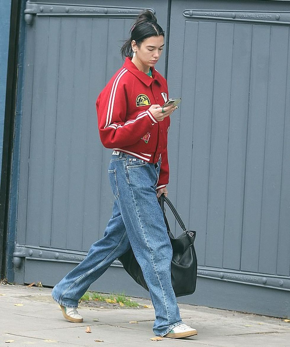 63101283 11279713 Casual Dua Lipa made a low key appearance in London on Wednesday m 161 1664897695175
