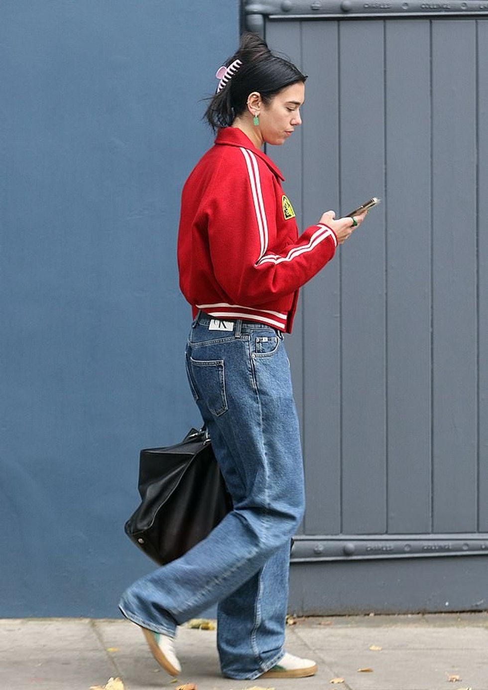 63101285 11279713 Out and about Dua carried her belongings in a large black handba a 68 1664922278741