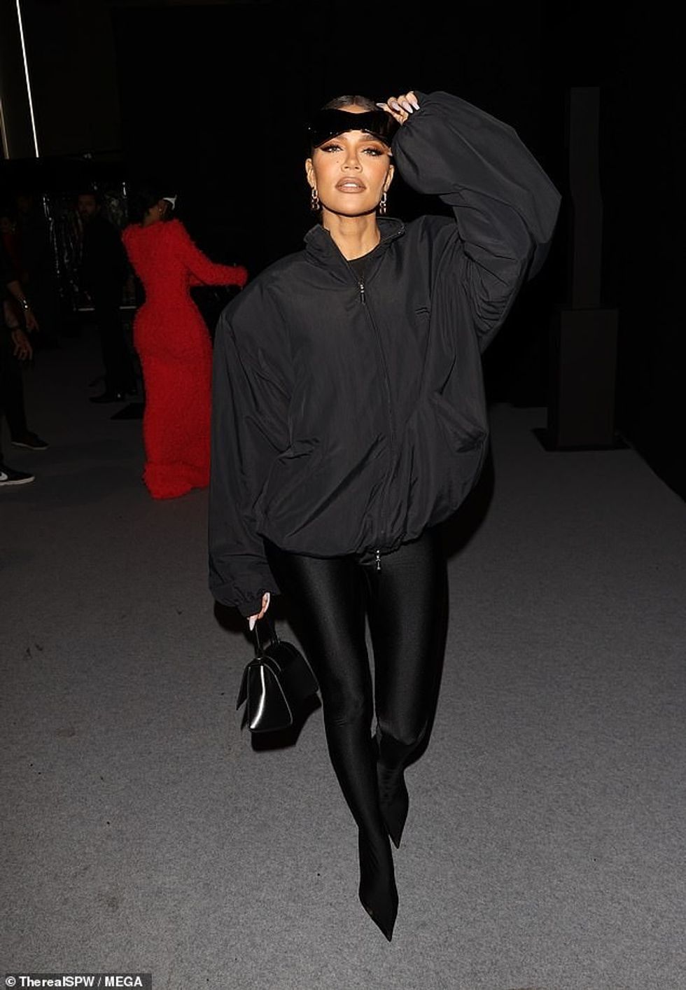 63101749 11279503 On the street The Revenge Body star was seen in the same outfit a 6 1664942791264