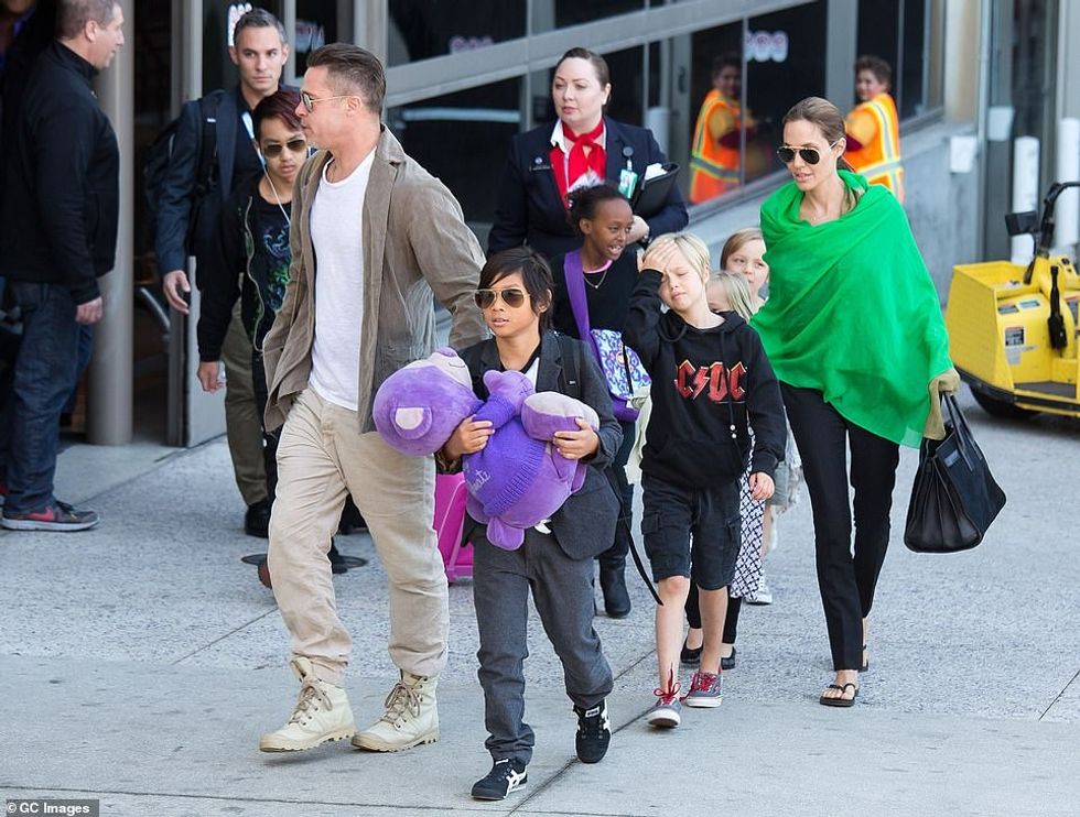 63117557 11281083 Pitt and Jolie with their children at Los Angeles airport in Feb a 11 1664931854063