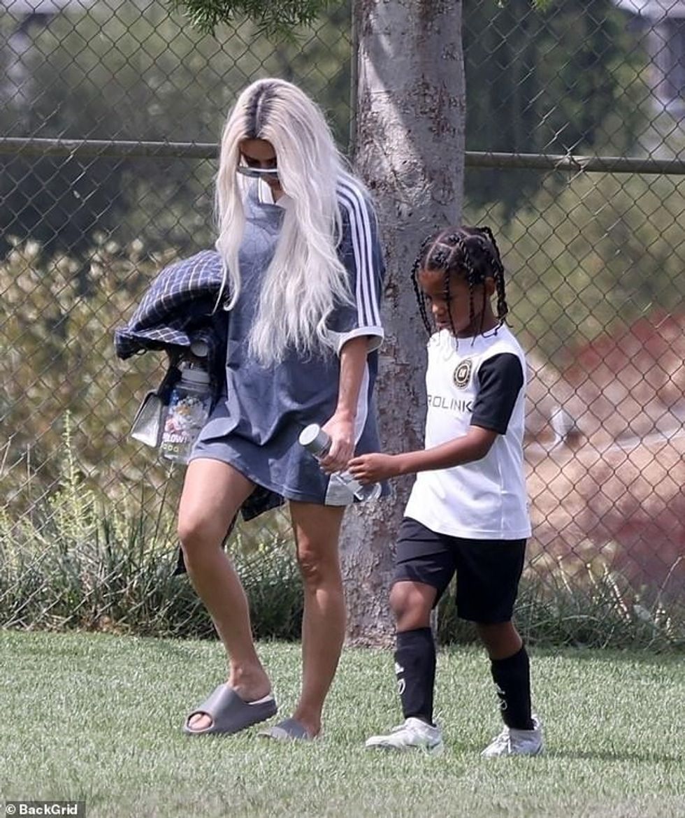 63195521 11288905 Stunner Her long platinum blonde locks were worn down in a middl a 5 1665095136548