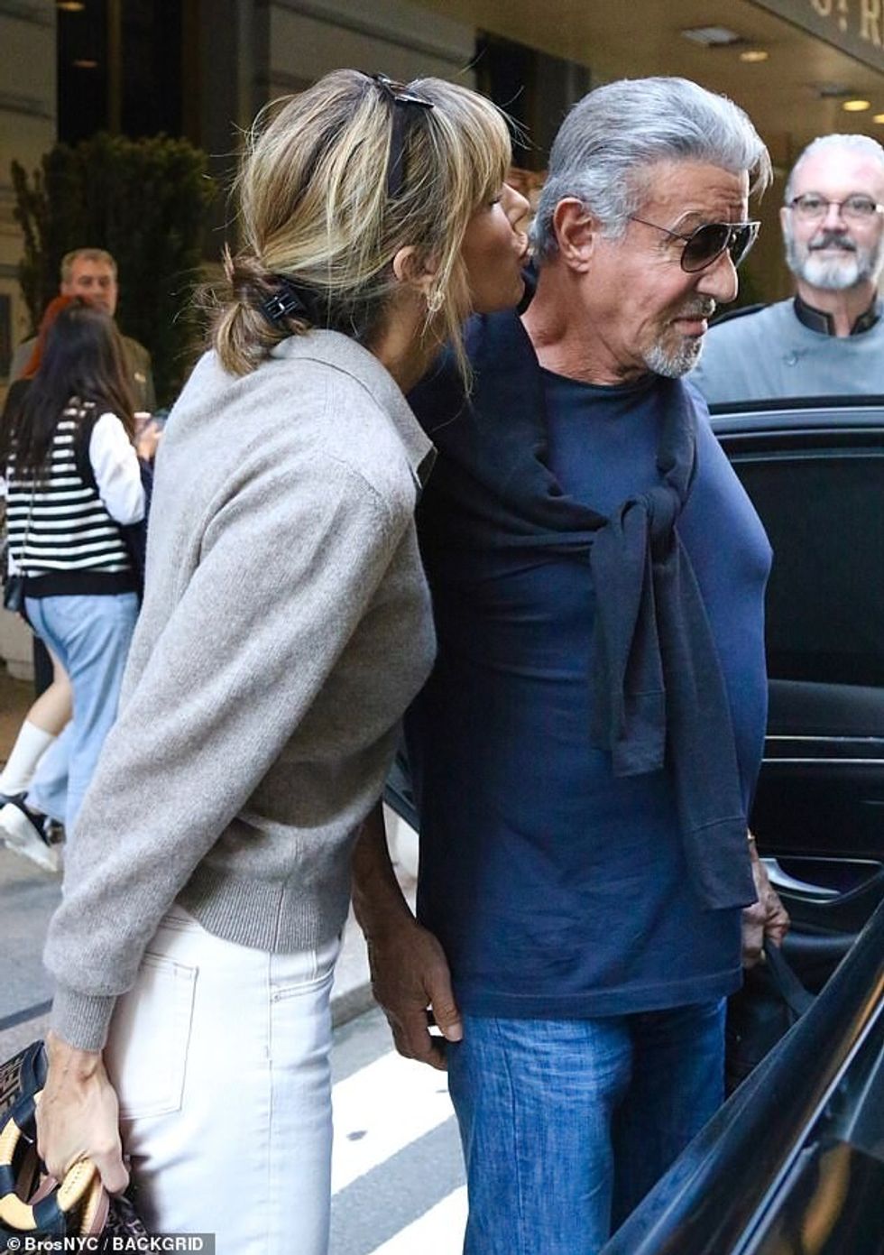 63236833 11292763 Kiss Jennifer tried to plant a kiss on her husband s cheek as th a 12 1665169474726