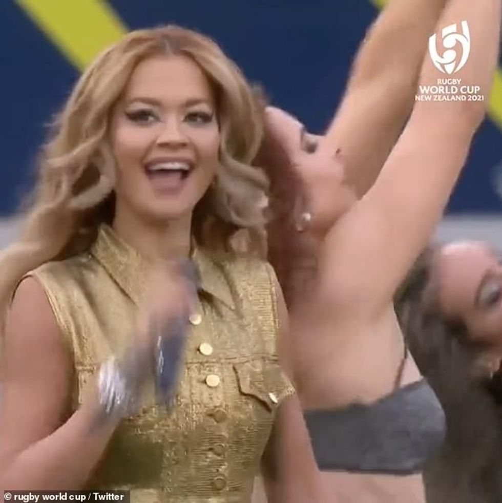 63250011 11293895 Beauty Her signature blonde locks were styled into a bouncy curl a 18 1665214231678