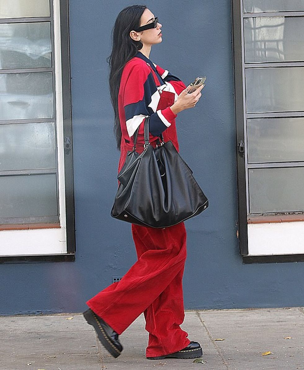 63303177 11299343 Vibrant The singer hid behind a chic pair of black sunglasses an a 62 1665408035333