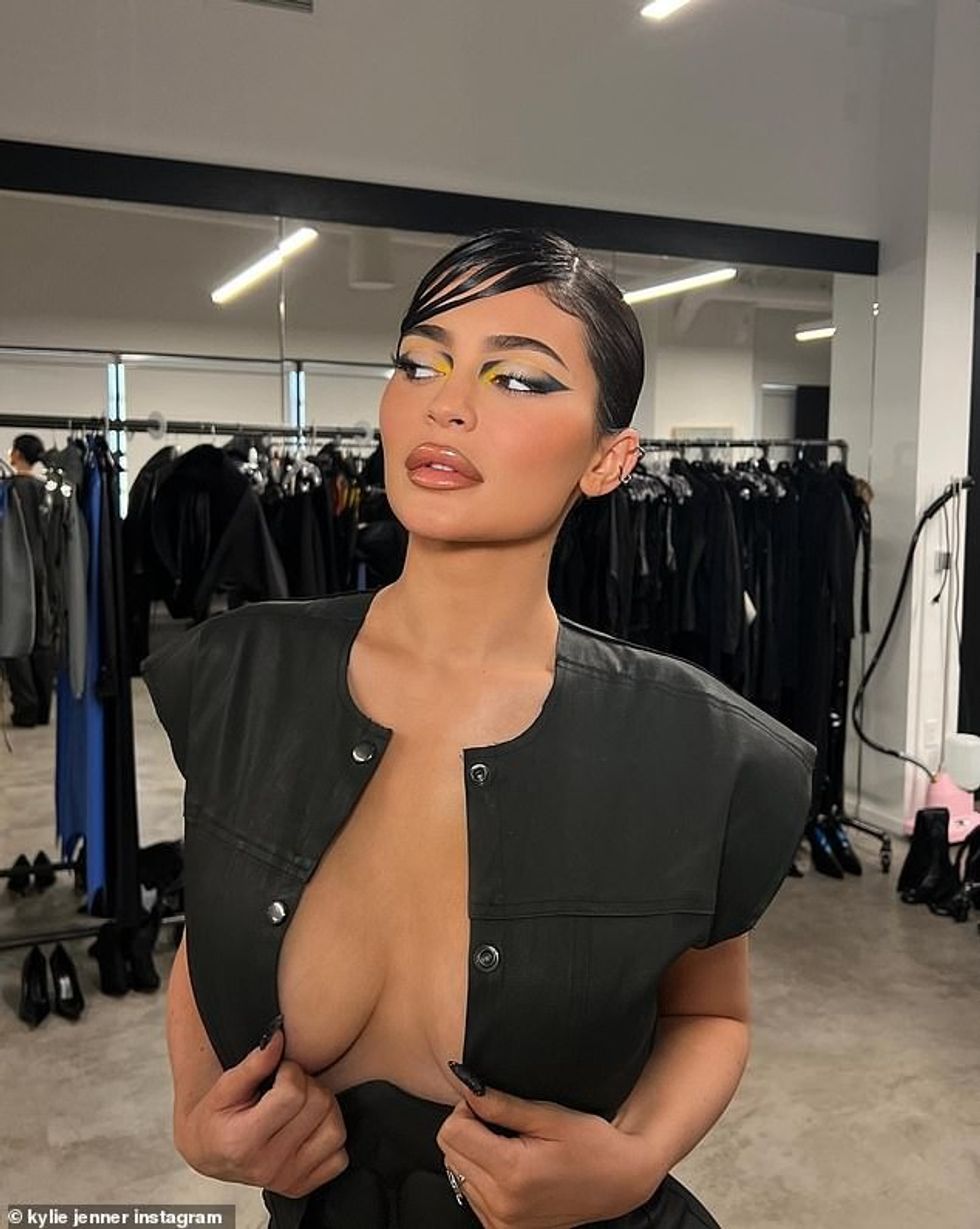 63356153 11304749 Sexy as ever Kylie Jenner showed off her incredibly toned figure a 33 1665519034843