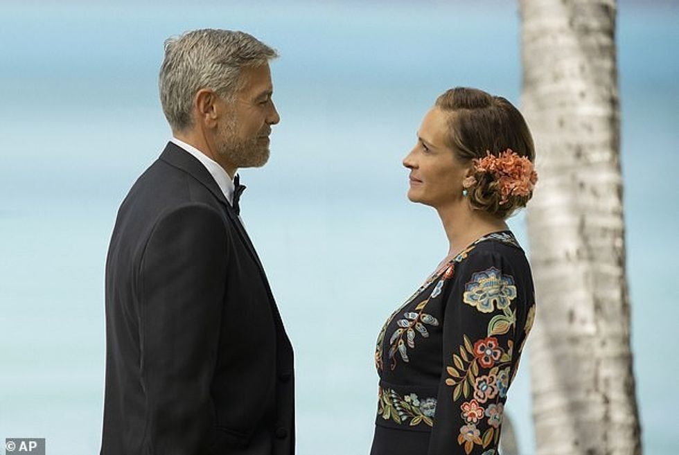63595863 11341743 Their new movie Clooney left and Julia Roberts in Ticket To Para a 54 1666380803084