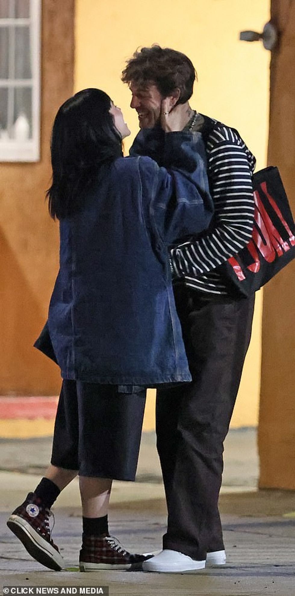 63644373 11333125 Cosy The couple couldn t keep their hands off each other as they a 70 1666230890228