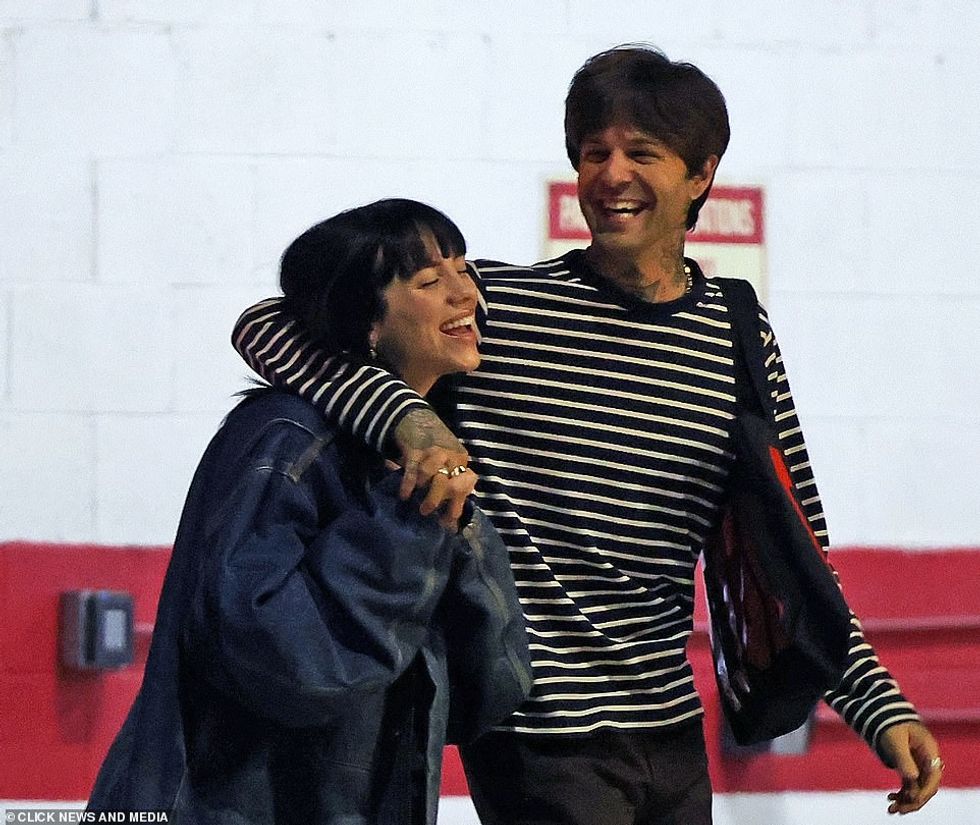 63644379 11333125 Cosy Jesse held hands with Billie as they walked along a 75 1666230890404