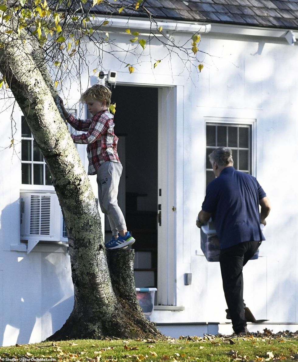 63731177 11341799 Baldwin schlepped big plastic boxes full of clothes inside his V a 9 1666408001943