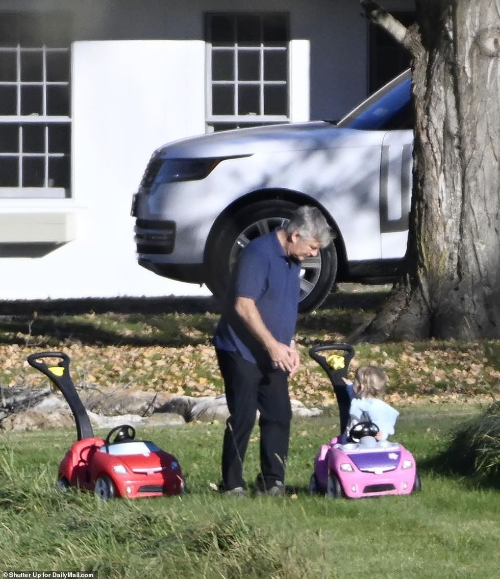 63731179 11341799 Baldwin could be seen playing with his children on the front yar a 5 1666408001931