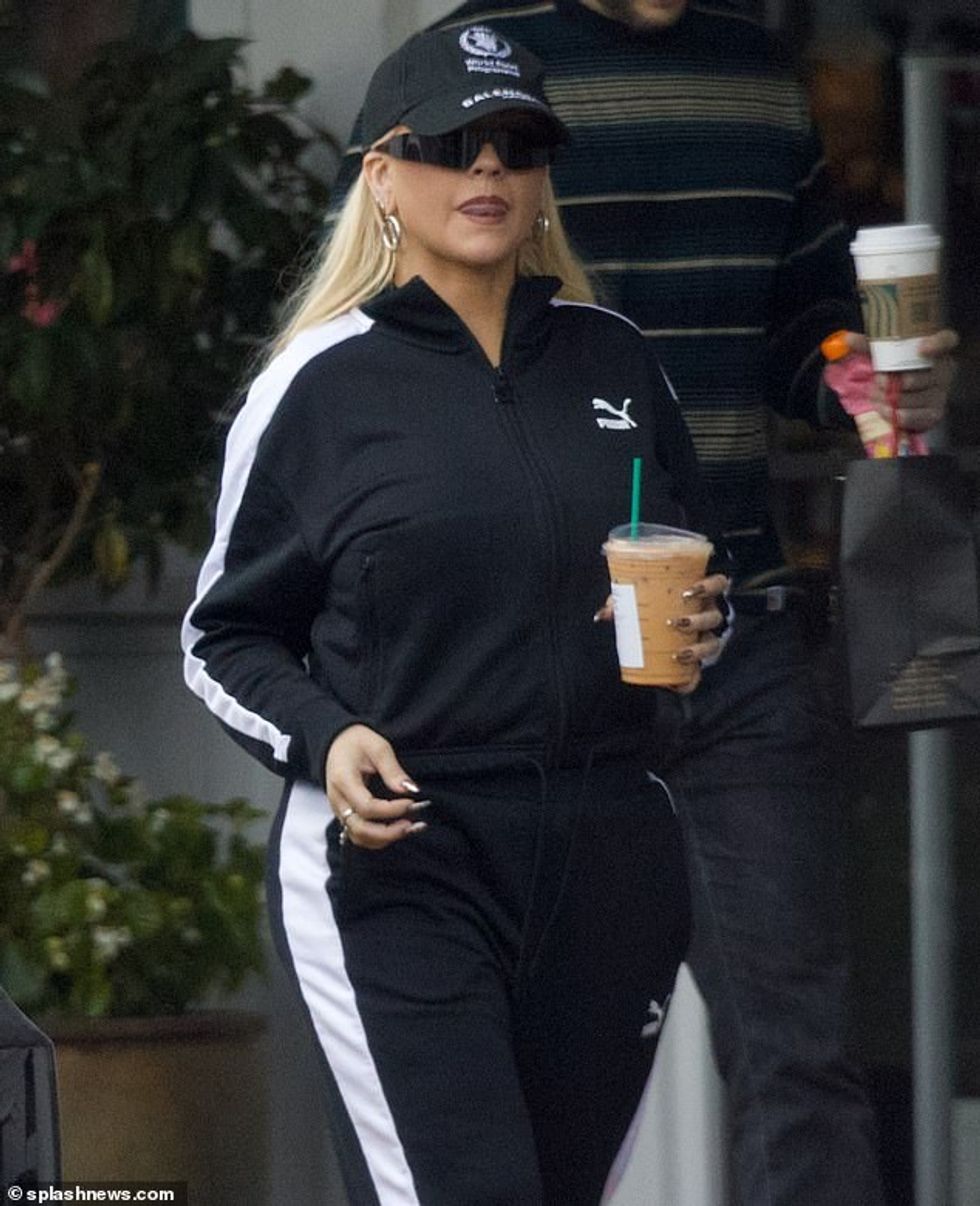 63841905 11354125 Shopping outing Christina Aguilera 41 was pictured enjoying an a m 173 1666732937736