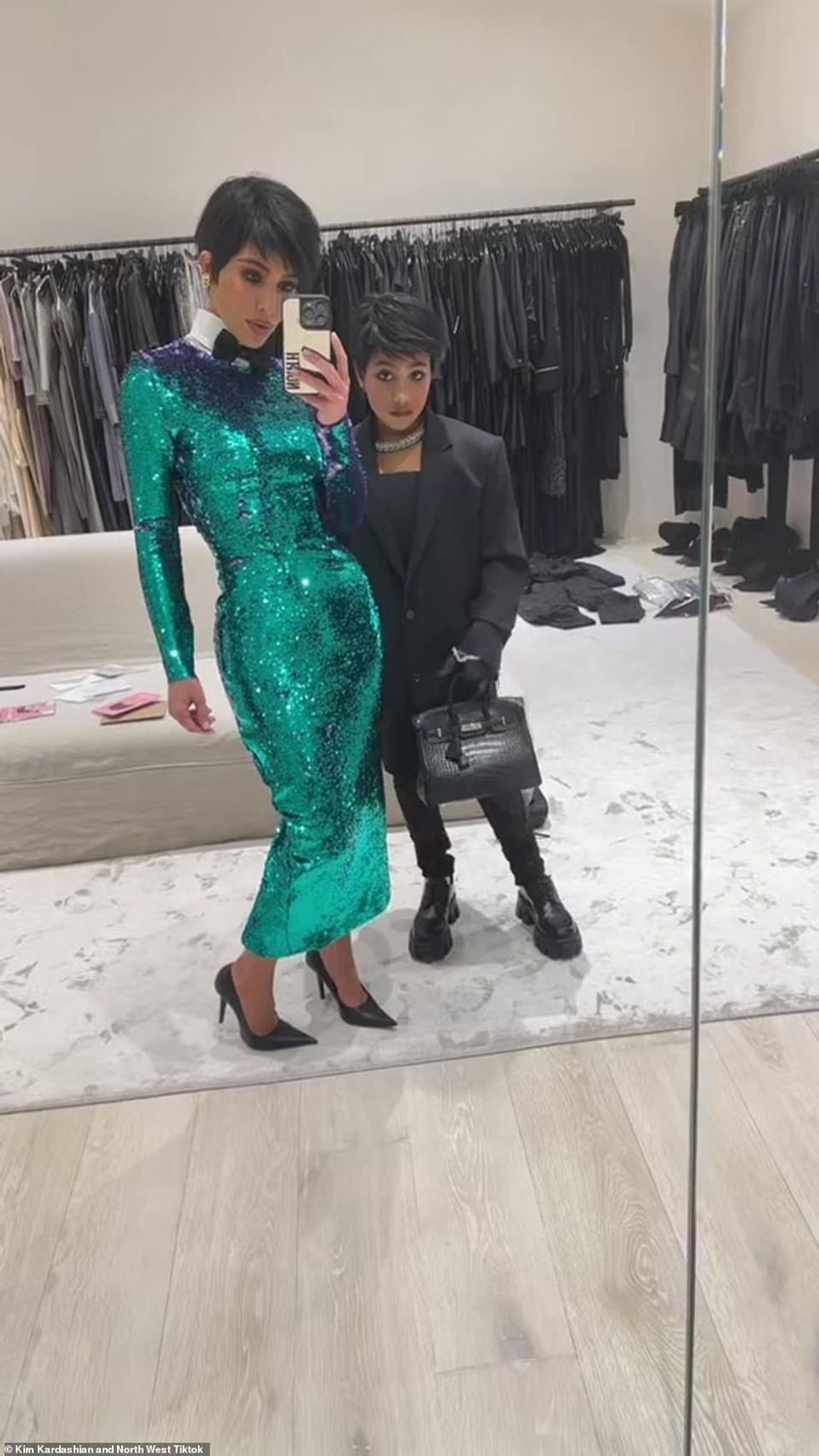 64215389 11392885 Mother and daughter duo Kim also had her nine year old daughter a 12 1667634796345