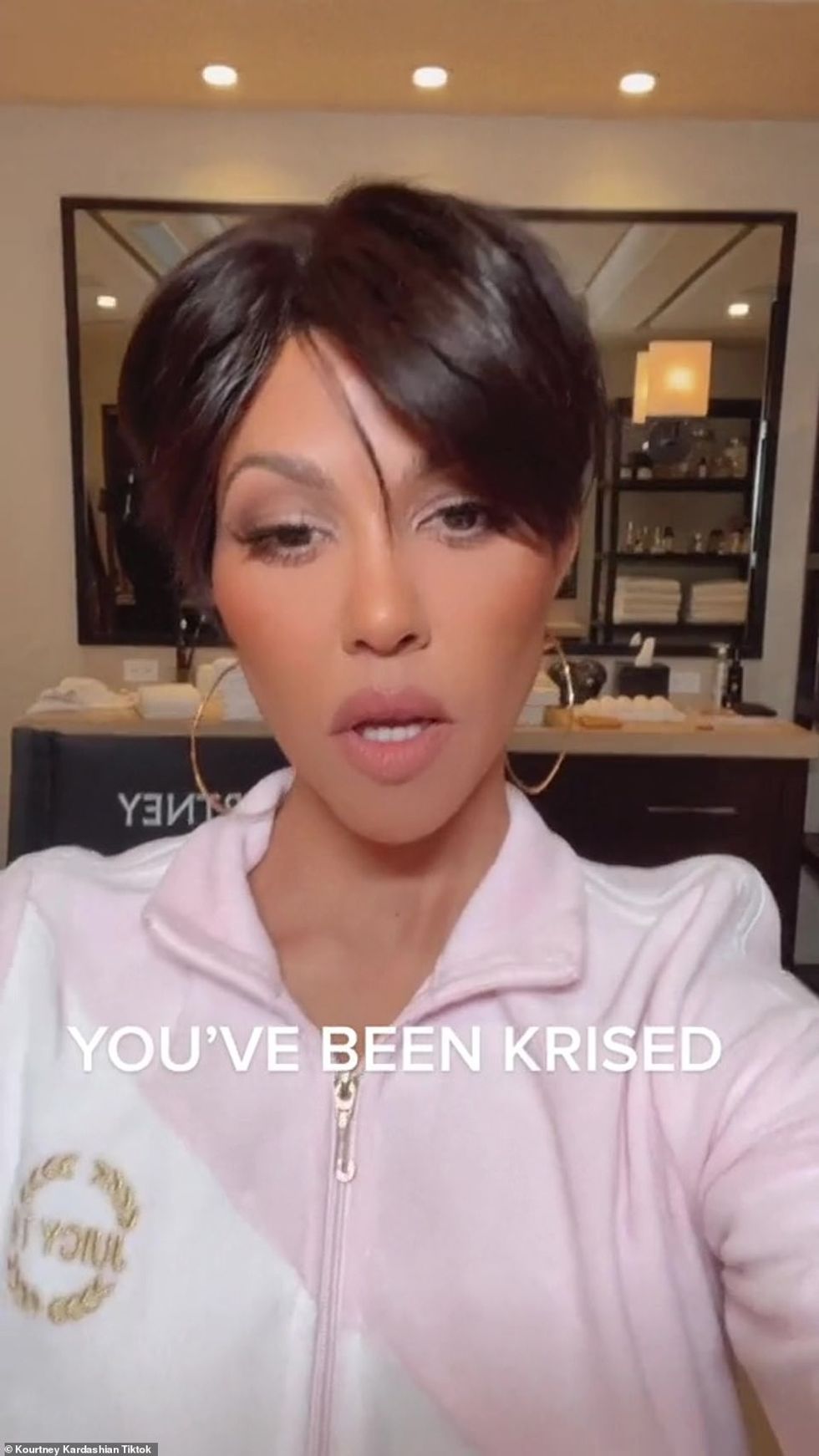 64215411 11392885 You ve been Krised Kourtney paired her outfit with a sizable pa a 26 1667634796847