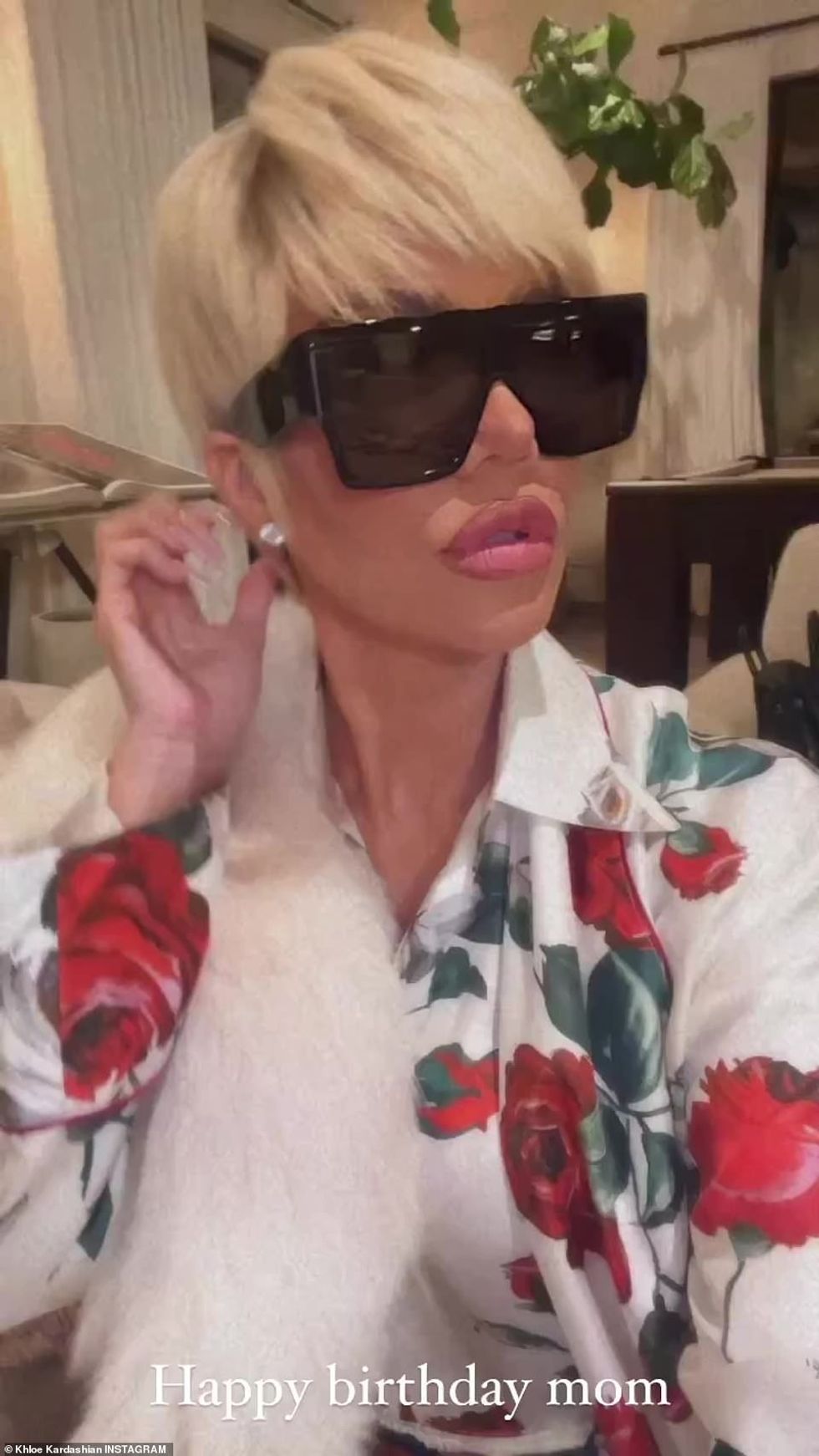 64215433 11392885 Throwback to a viral moment Khloe s look came from a viral photo a 21 1667634796712