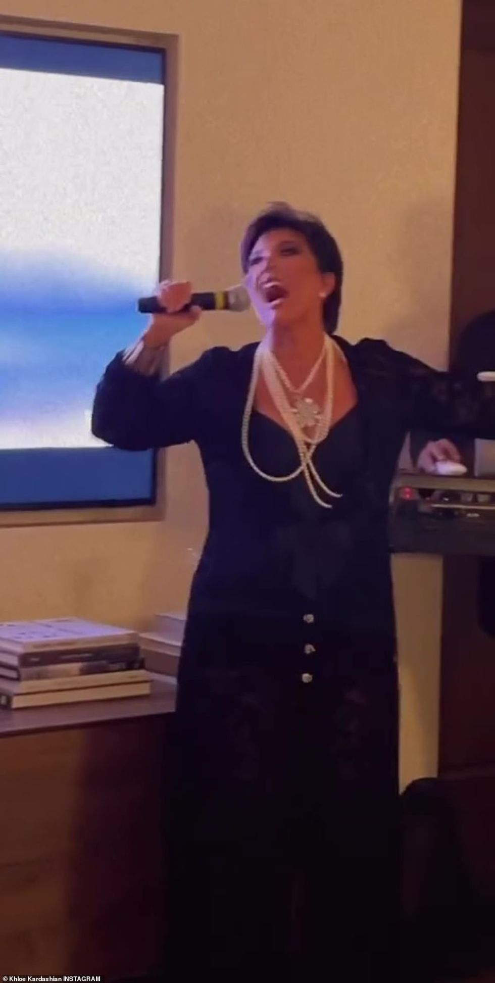 64216041 11392885 Karaoke Khloe also shared a clip of her mom belting out a tune a a 31 1667634797003