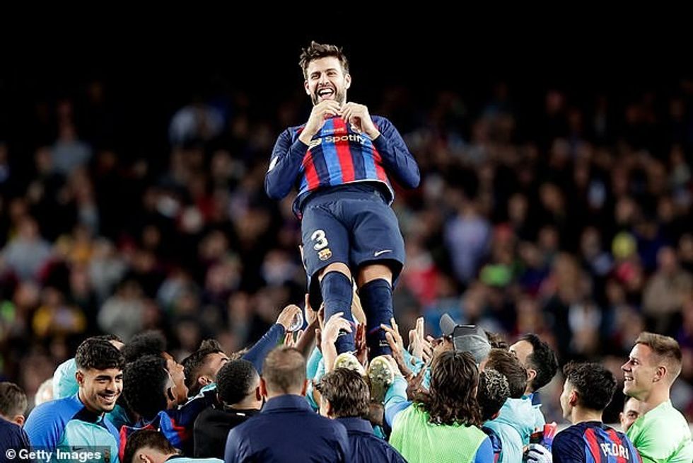 64230961 11398077 It s all over Gerard Pique was held aloft by his teammates and B a 10 1667814109326
