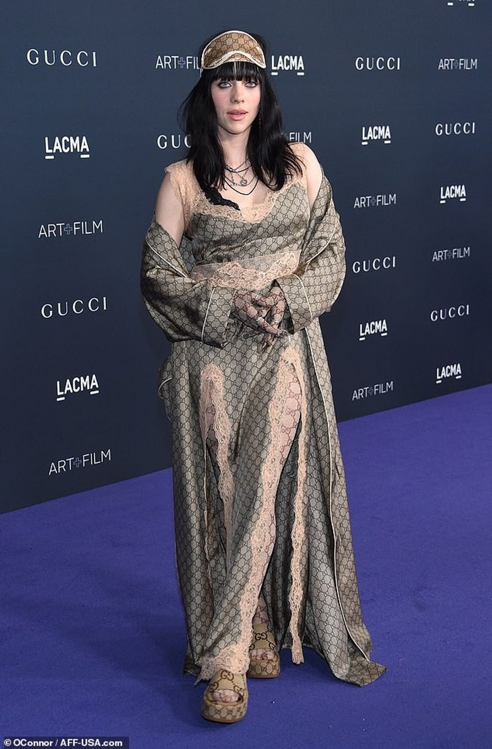 64235295 11395075 Grunge glam She opted for her signature grungy makeup look compl a 13 1667704686665