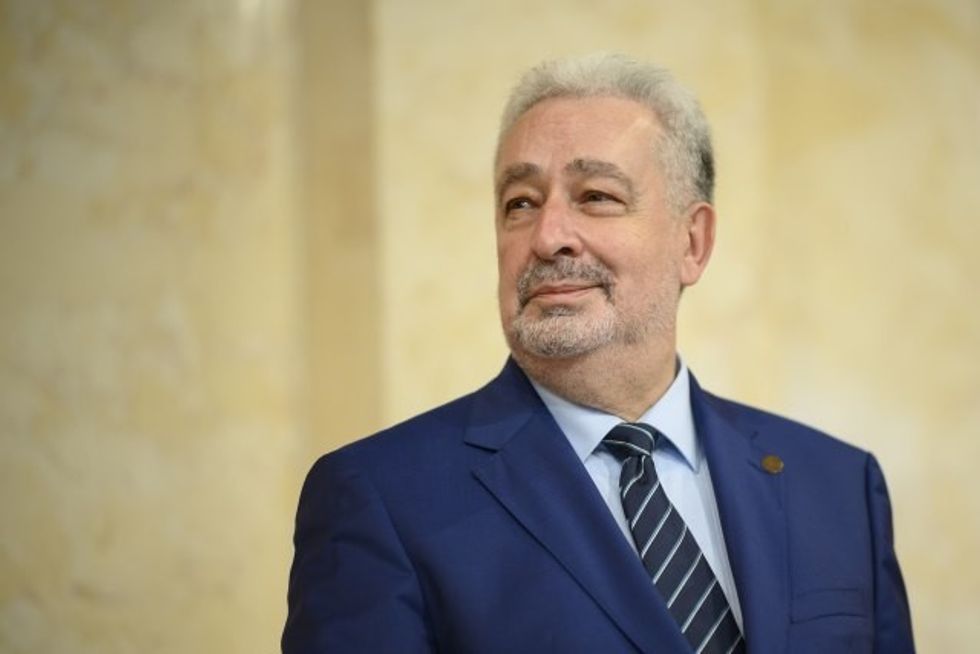 64386111160f2b818ef8c4577140490 v4 big