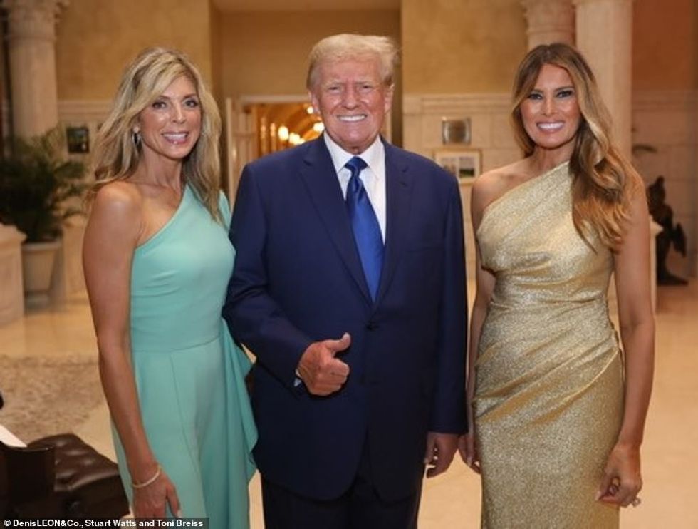 64465737 11417999 Pictured Trump center posing with ex wife Marla Maples left and a 50 1668219512893