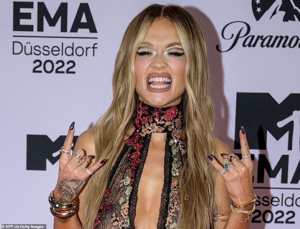 64502655 0 Details The blonde beauty wore her locks in a loose blown out st a 11 1668366737798