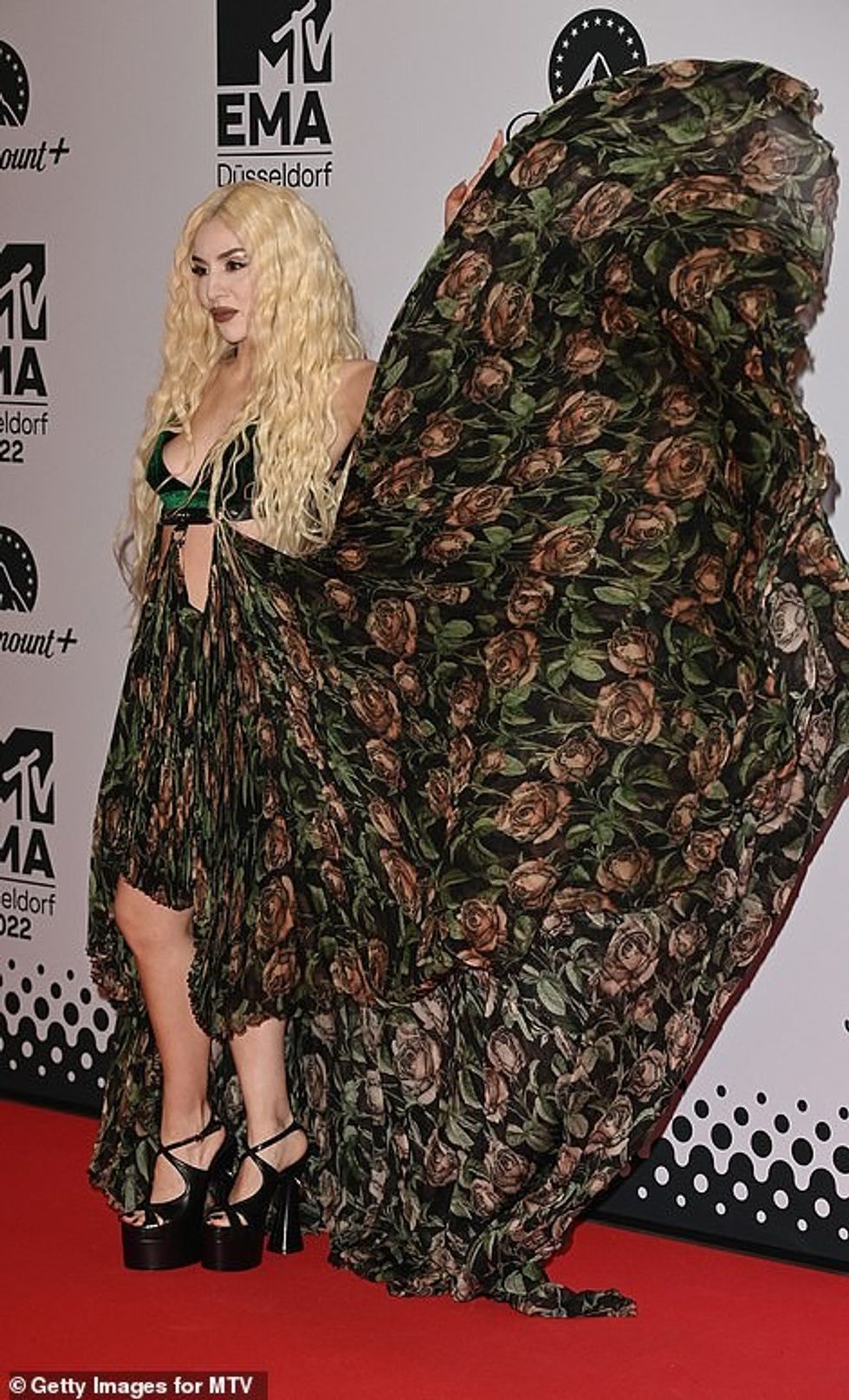 64504483 11423437 Go girl Ava Max commanded attention on the red carpet as she flu a 61 1668395253505