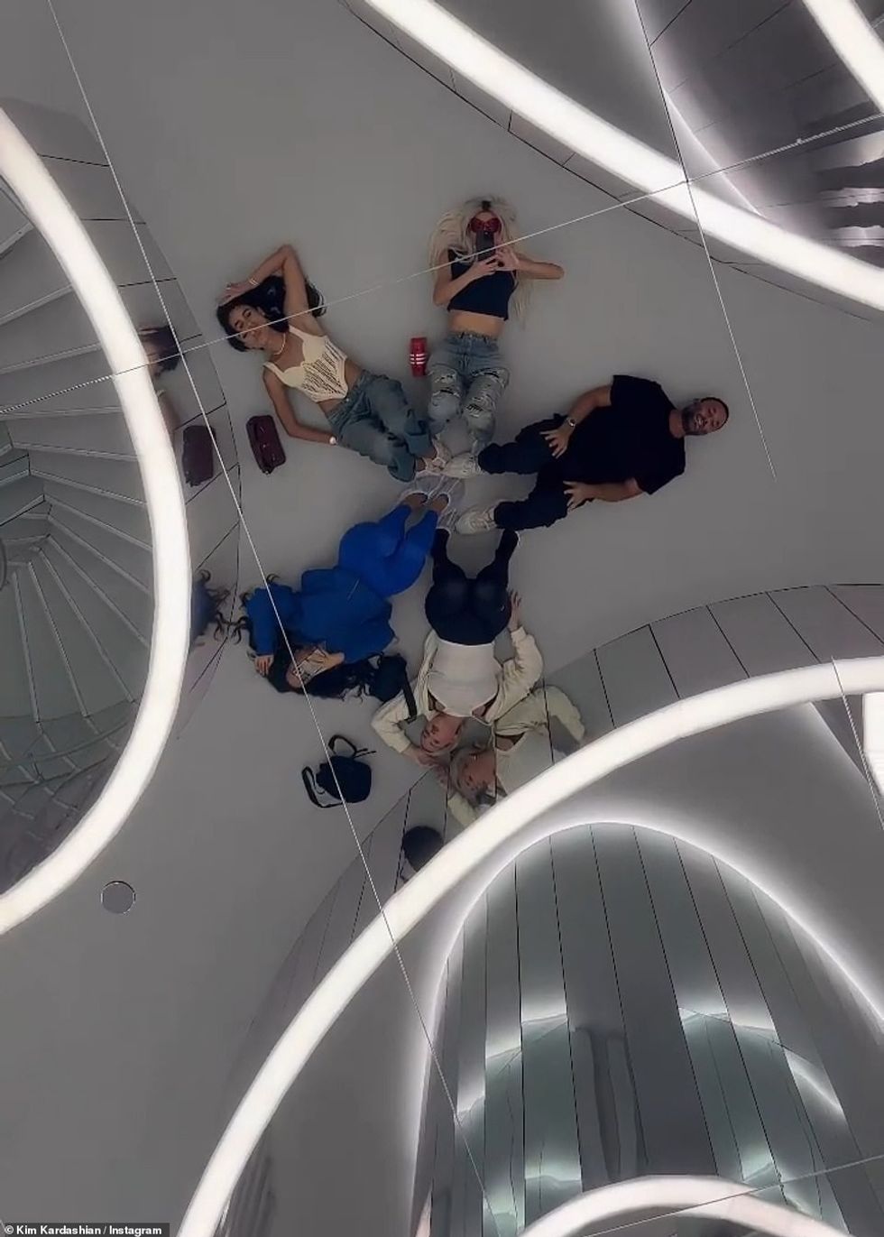 64508717 11427917 Capturing moments The businesswoman was accompanied by a group o a 80 1668471517748