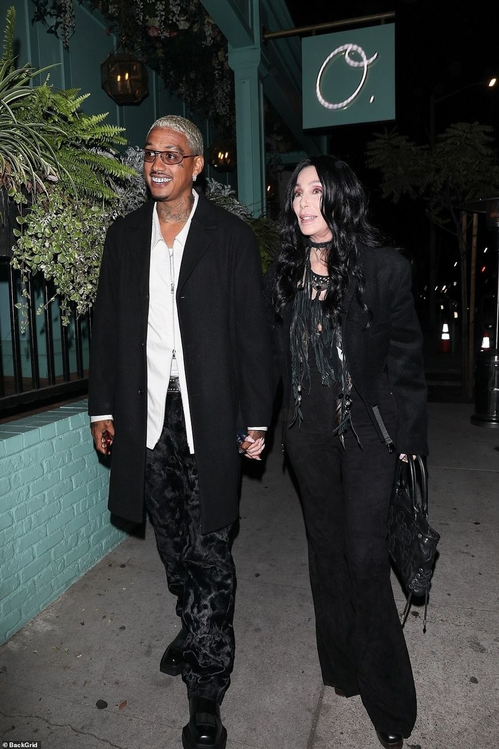 64511439 11424205 Lovely The musician wore her long raven tresses parted in the mi a 79 1668389194549