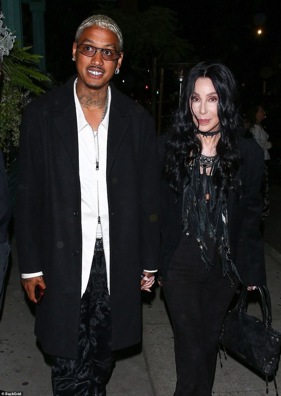 64512041 11424205 Glam As for glam the beauty opted for a pop of color wearing vio a 82 1668389194741