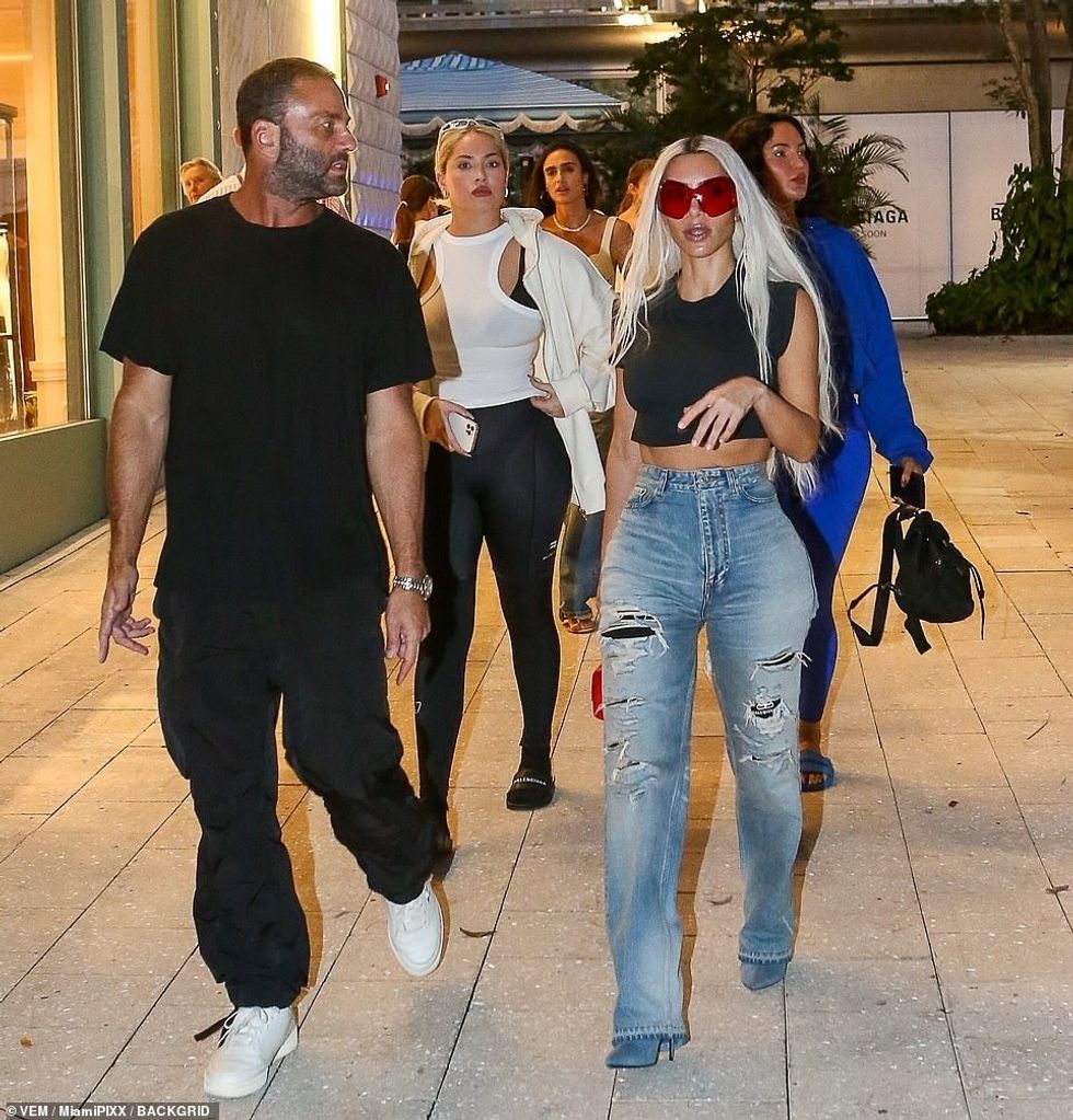 64544243 11427917 Oozing confidence All eyes were on the gorgeous star as she stru a 75 1668471517586