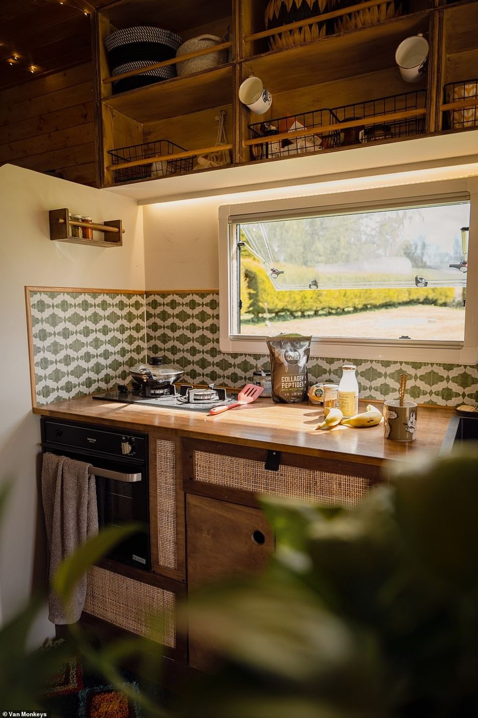 64687517 11443211 Tom and Amy love to travel around the UK in their van and say th a 2 1671569553815