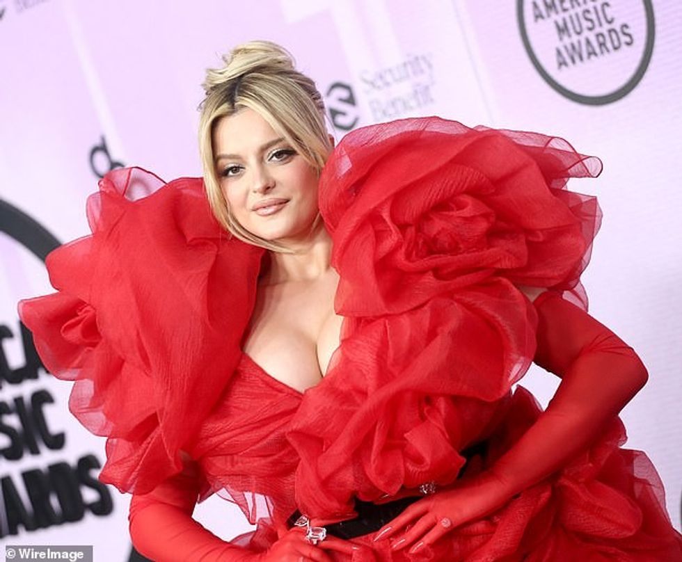 64759759 11451285 Stylin The Brooklyn New York native had her dyed blonde tresses a 7 1669006595312