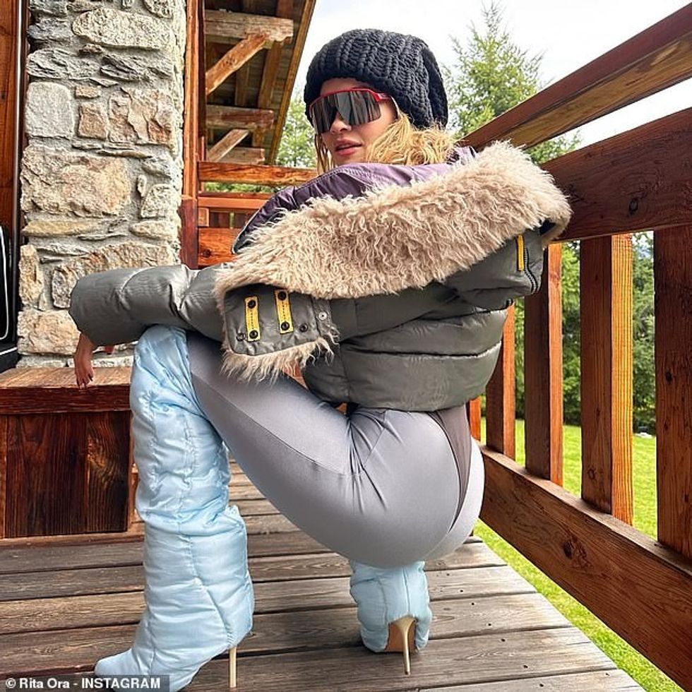 64797905 11455067 Posing She posed in numerous positions to ensure all eyes were o a 153 1669078570715