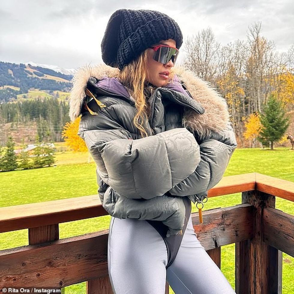 64797907 11455067 Keeping warm The stunner kept warm in a padded jacket which she a 152 1669078566633