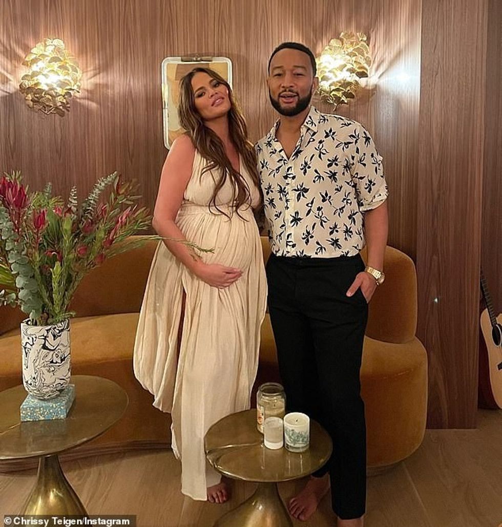 64952055 11471029 Lovebirds Chrissy and husband John Legend posed side by side dur a 61 1669429291780