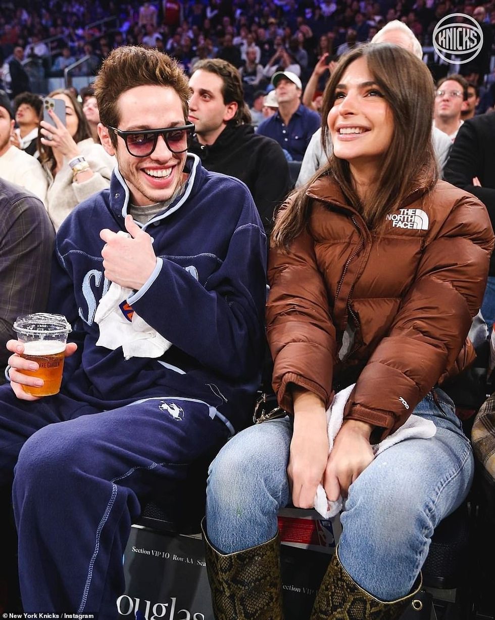 64994023 11475697 All smiles Pete Davidson and Emily Ratajkowski are all smiles on a 14 1669601016465