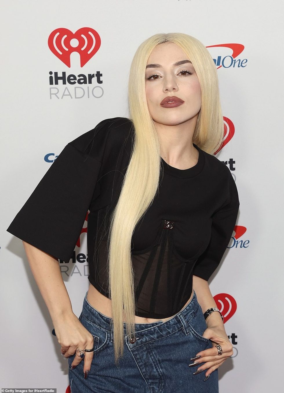 65197361 11497645 Midriff moment Ava Max gave a peek at her toned midriff while ro a 189 1670055982999