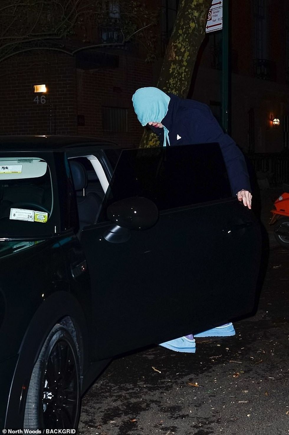 65233603 11501507 Headed out Davidson slipped into a black car after spending time a 1 1670208538207